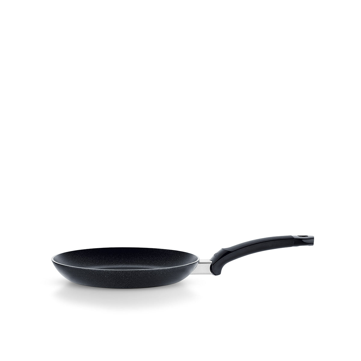 Fissler Levital®+ Flachpfanne in schwarz, Präzisionsarbeit in Deutschland seit 1845, mit gebogenem Griff, auf weißem Grund.