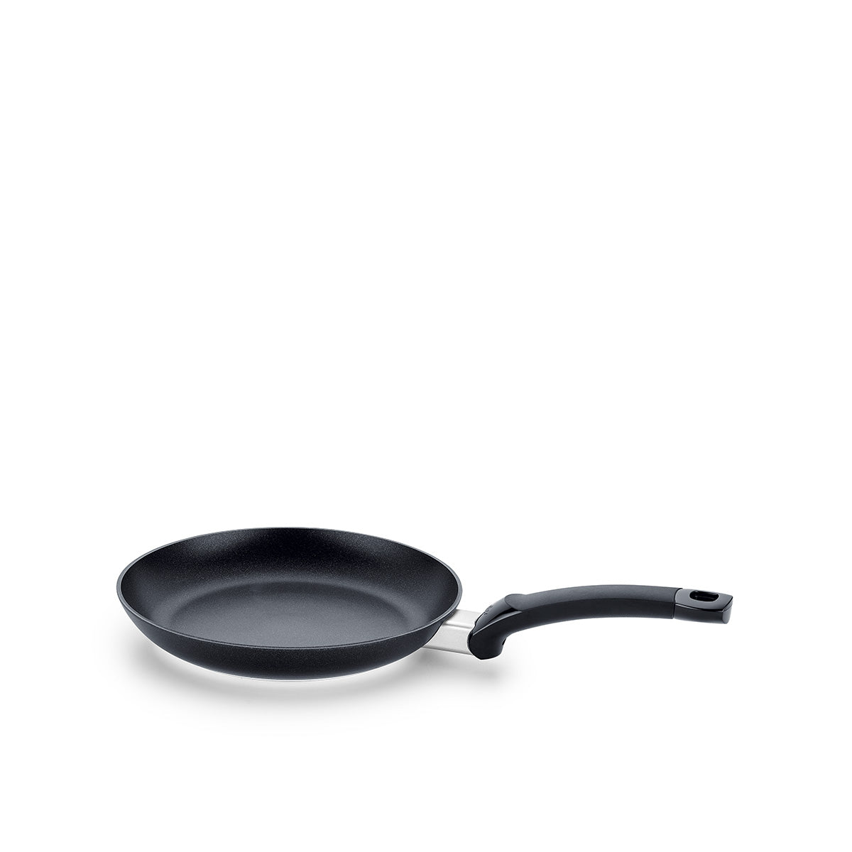 Die Fissler Levital®+ Flachpfanne, schwarz mit langem, geschwungenem Griff, ist ein Musterbeispiel für deutsche Präzision und langlebige Antihaft-Innovation.
