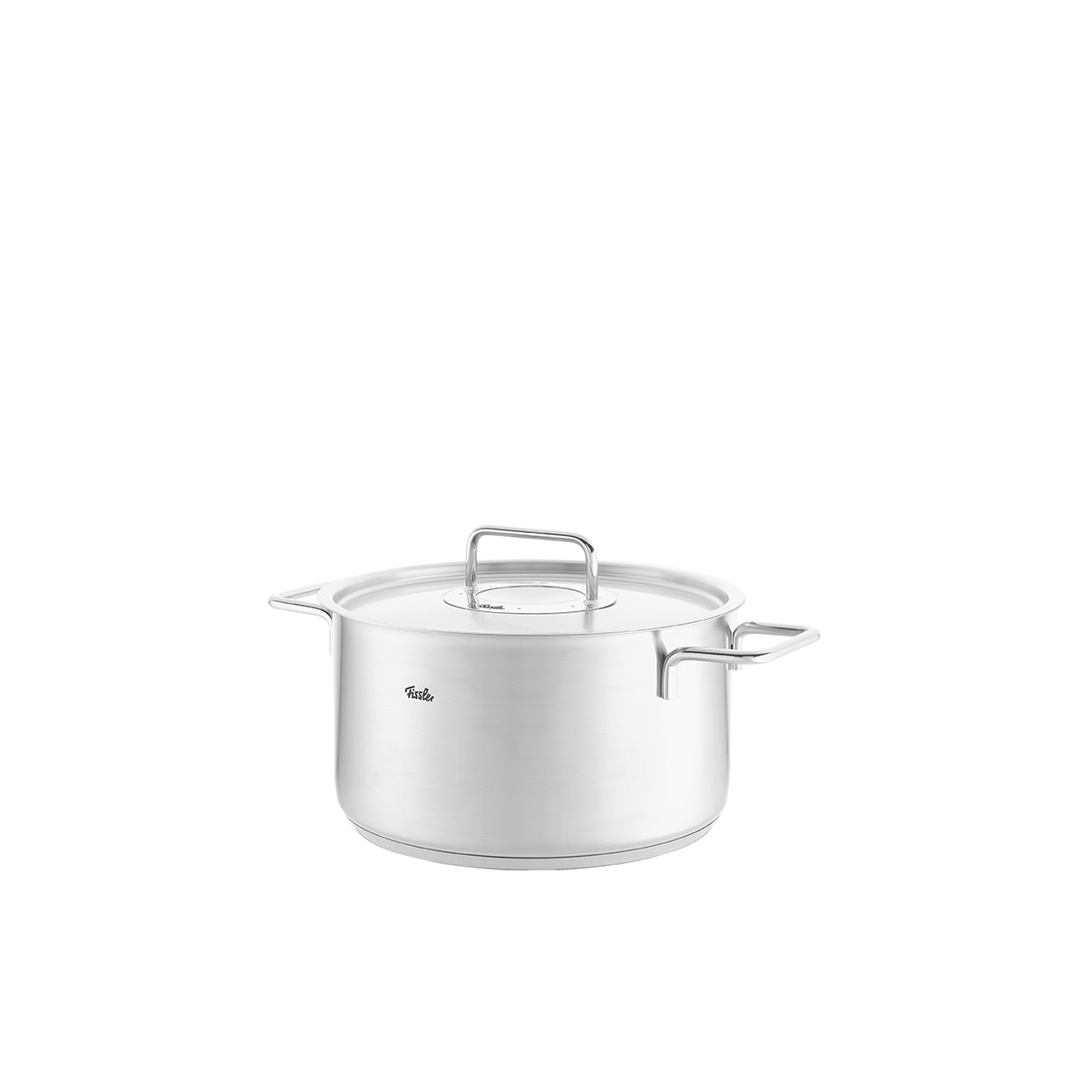 Fissler Pure Collection Kochtopf mit Metalldeckel: präzisionsgefertigtes, langlebiges, zeitloses Design - hergestellt in Deutschland. Weißer Hintergrund.