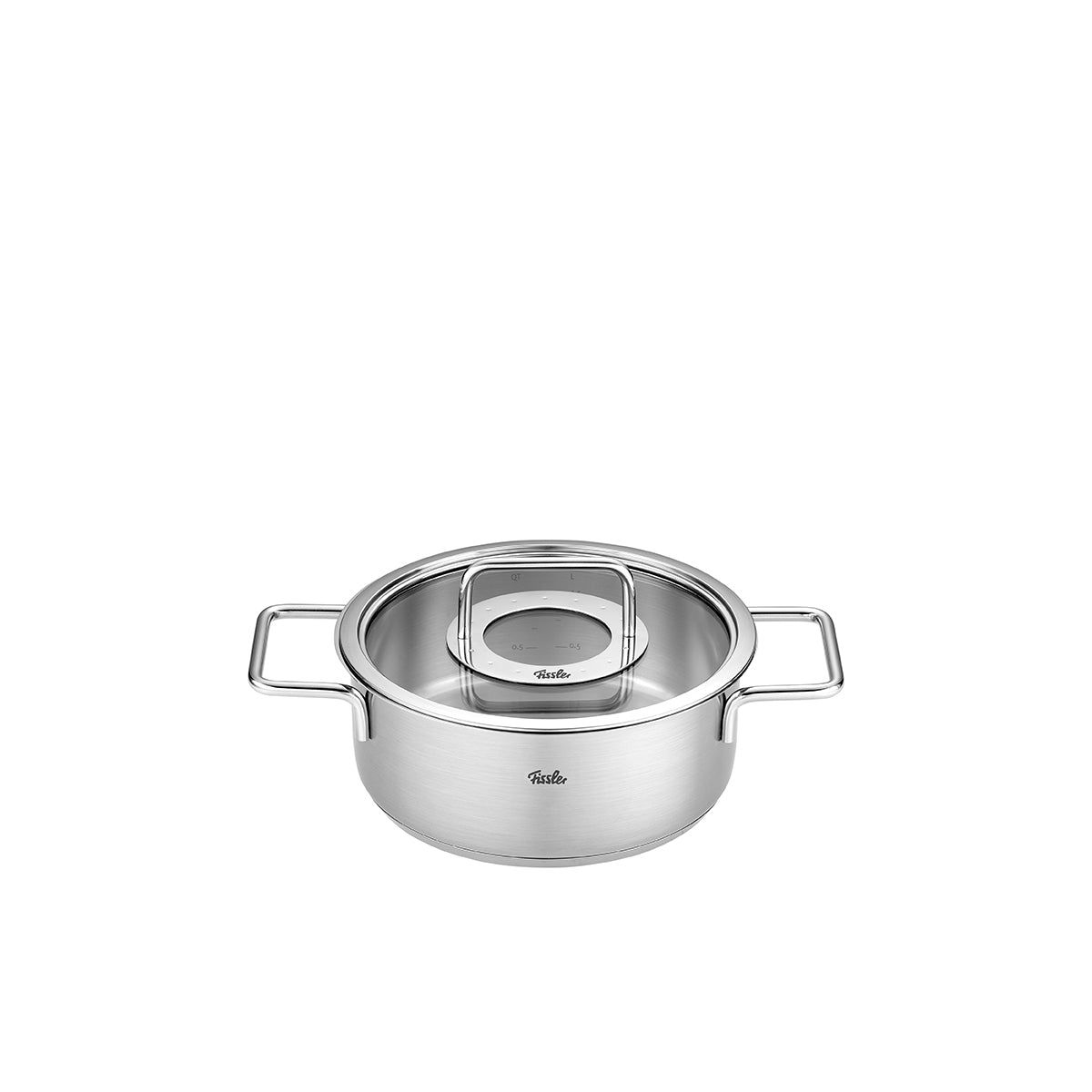 Fissler Pure Collection® 4-tlg. Topf-Set aus Edelstahl, mit Glasdeckeln und zwei Griffen, hochwertig auf weißem Hintergrund.