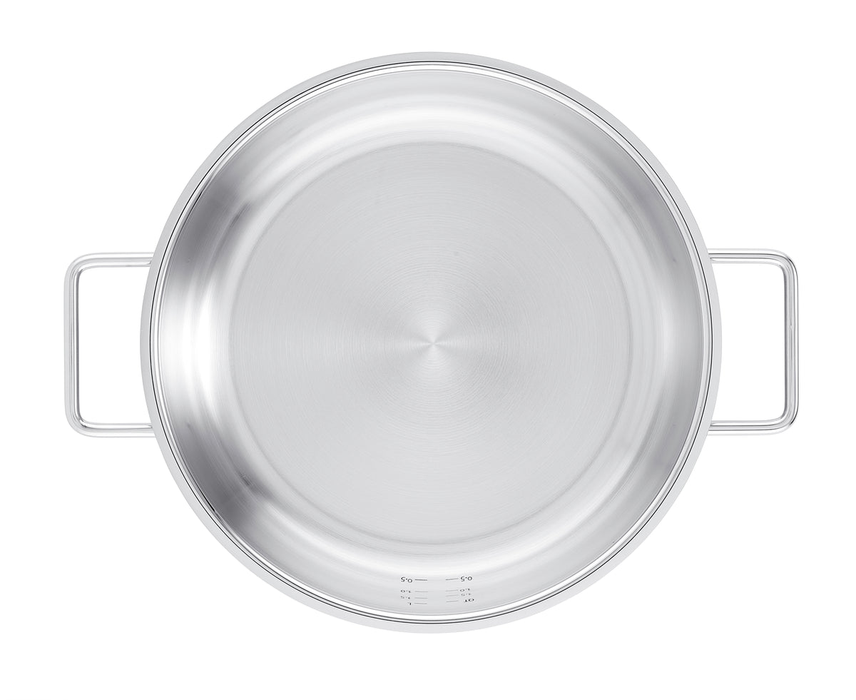 Draufsicht auf die Fissler Pure Servierpfanne aus rostfreiem Stahl mit zwei Griffen, auf weißem Hintergrund - zeitlose Fissler-Qualität.