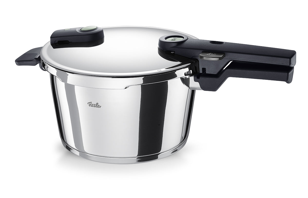 Fissler Vitaquick® Elemental Schnellkochtopf in Salbeigrün, Präzisionsdesign, schwarze Griffe, sicherer Deckel. Hergestellt in Deutschland.