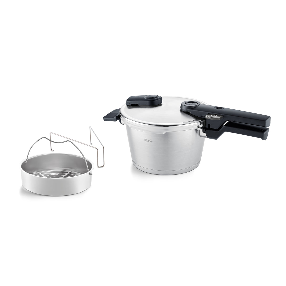 Fissler Vitaquick® Premium-Schnellkochtopf mit Edelstahl-Dampfkorb und -Einsatz, der deutsche Qualität auf Weiß präsentiert.