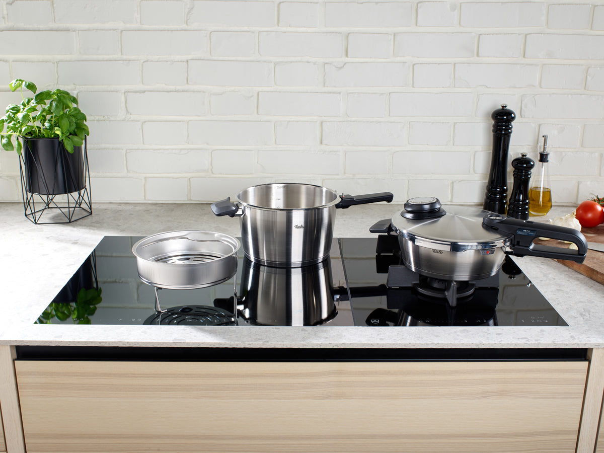 Erleben Sie deutsche Präzision: Fissler Vitavit® Premium Set, 2,5L Pfanne & 4,5L Kochtopf, glänzend auf dem Induktionskochfeld.