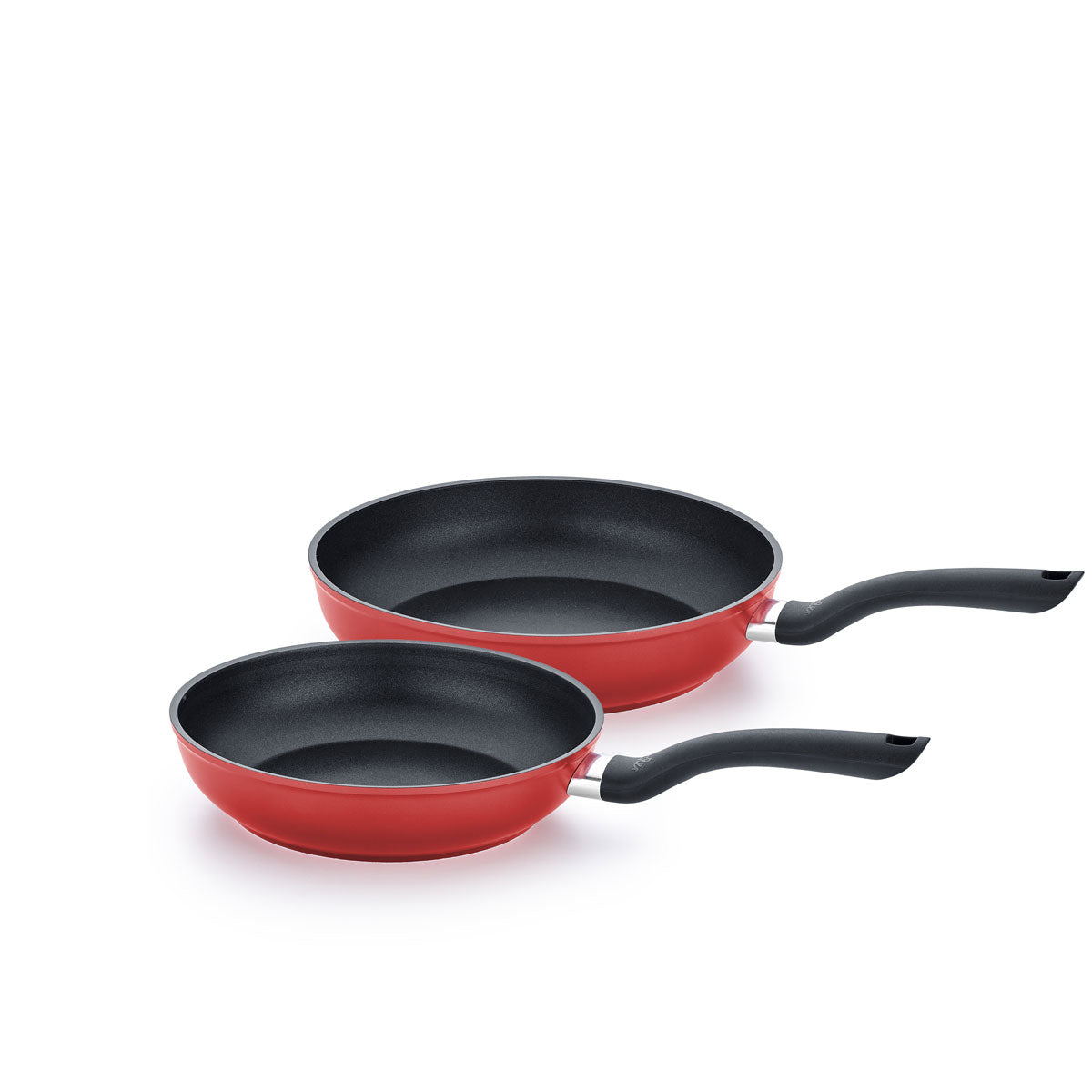 Erleben Sie deutsche Ingenieurskunst und zeitloses Design mit dem 2-teiligen Pfannenset „Fissler Cenit® Red“ (24 cm & 28 cm), das auf Langlebigkeit und alltagstaugliche Leistung ausgelegt ist. Diese Pfannen verfügen über eine robuste schwarze Antihaftbeschichtung, ergonomische schwarze Griffe, ein auffälliges rotes Äußeres und induktionsgeeignete Böden – hier zusammen auf einem strahlend weißen Hintergrund abgebildet.