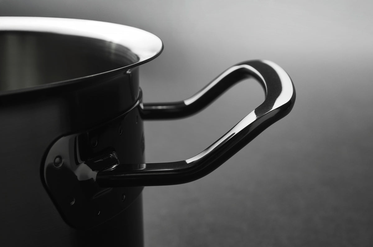 Detailaufnahme der 5-teiligen Griffgarnitur Shadowline von Fissler mit High-Tech-PVD-Beschichtung, die deutsche Handwerkskunst und Innovation unterstreicht.
