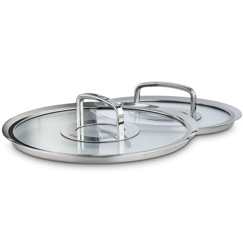 Zwei Fissler Original-Profi Collection® 20 cm Glasdeckel mit Edelstahlgriffen, präzise gestapelt auf weißem Grund.