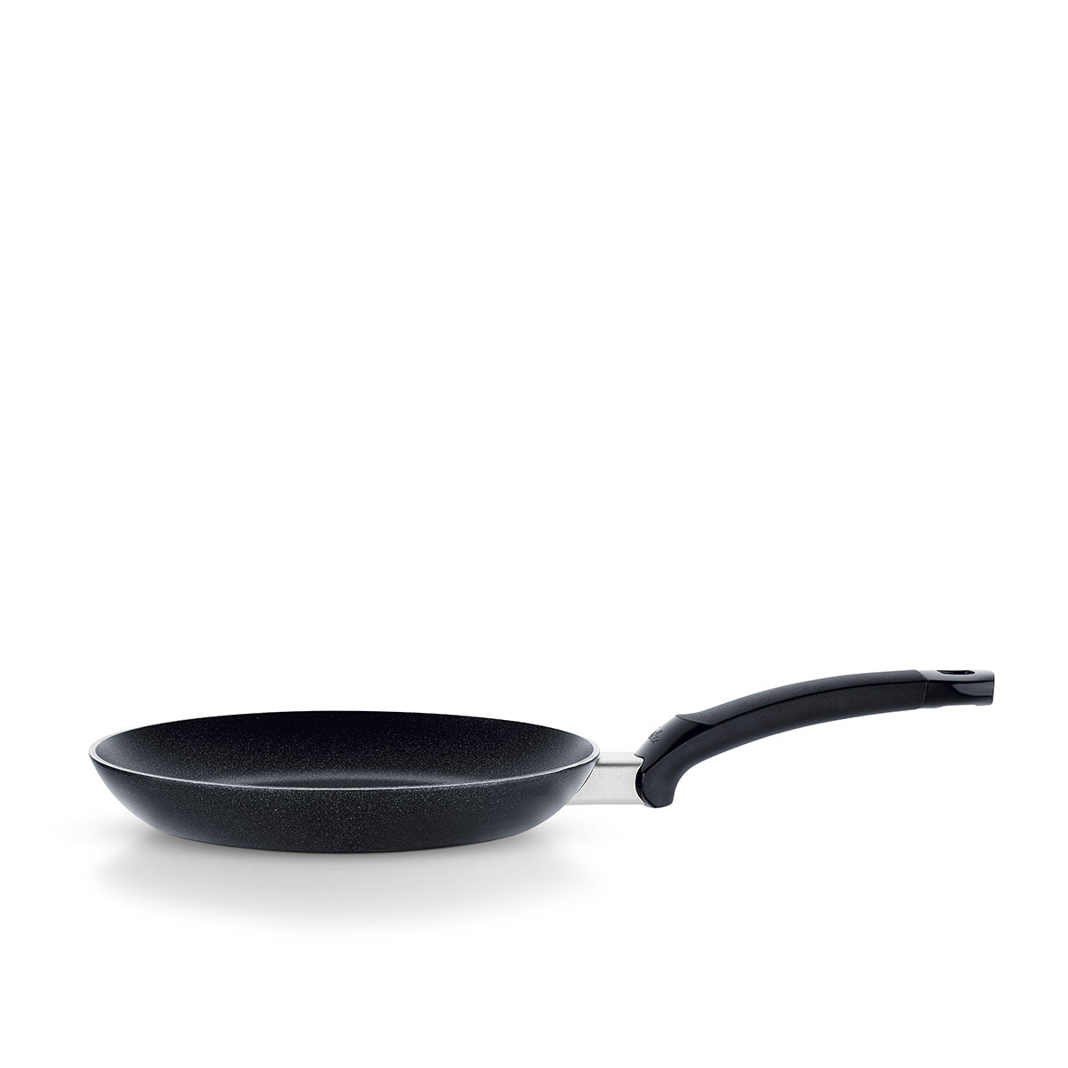 Die Fissler Levital®+ Flachpfanne in elegantem Schwarz zeigt deutsche Präzision und zeitloses Design vor weißem Hintergrund.