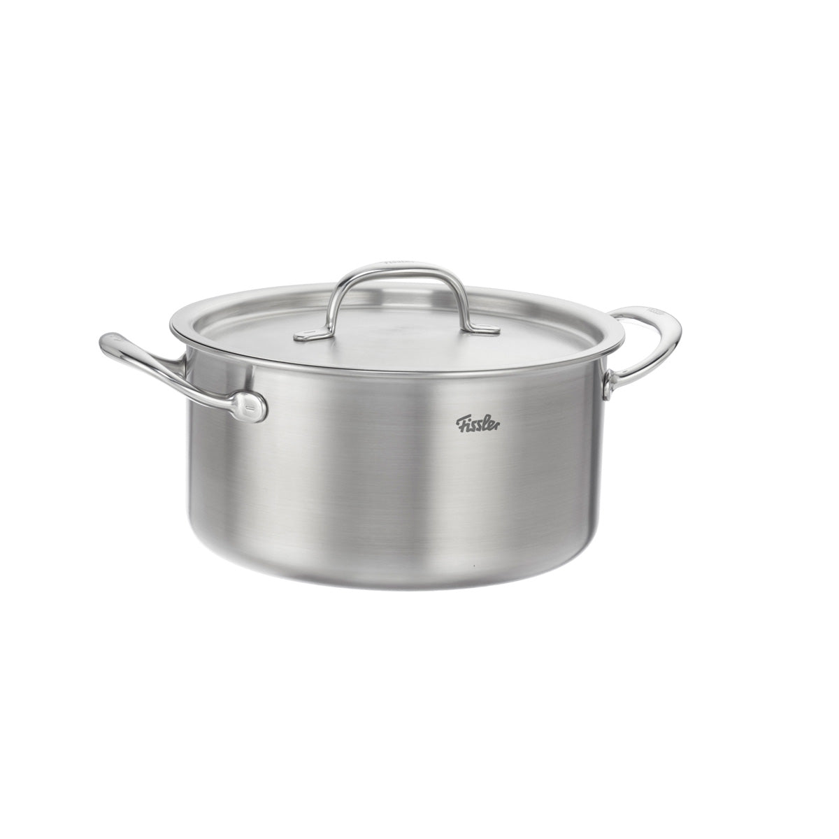 Das 4-teilige Fissler M5 Pro-Ply®-Set mit Metalldeckel präsentiert sich aus hochwertigem, recyceltem Edelstahl vor weißem Hintergrund. Die induktionsgeeigneten Töpfe vereinen deutsche Präzisionsarbeit mit langlebigem, zeitlosem Design und sind mit ergonomisch geformten Griffen für komfortables Kochen ausgestattet.