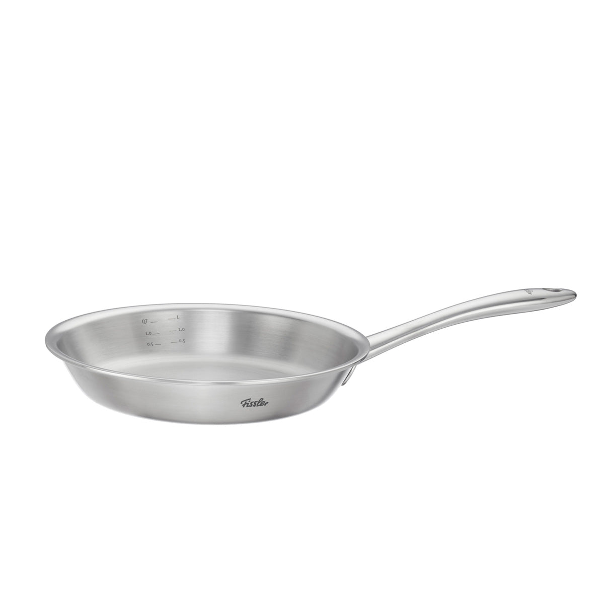 Das 3-teilige Fissler M5 Pro-Ply®-Pfannenset mit langem, ergonomischem Griff und hochwertigem Metalldeckel wird elegant vor weißem Hintergrund präsentiert. Diese hochwertige Pfanne wurde in Deutschland fachmännisch aus recyceltem Edelstahl gefertigt und besticht durch präzise Technik mit Maßmarkierungen im Inneren sowie einem induktionsgeeigneten Boden – ein Spiegelbild des Engagements von Fissler für zeitloses Design, Langlebigkeit und innovatives Kochgeschirr.