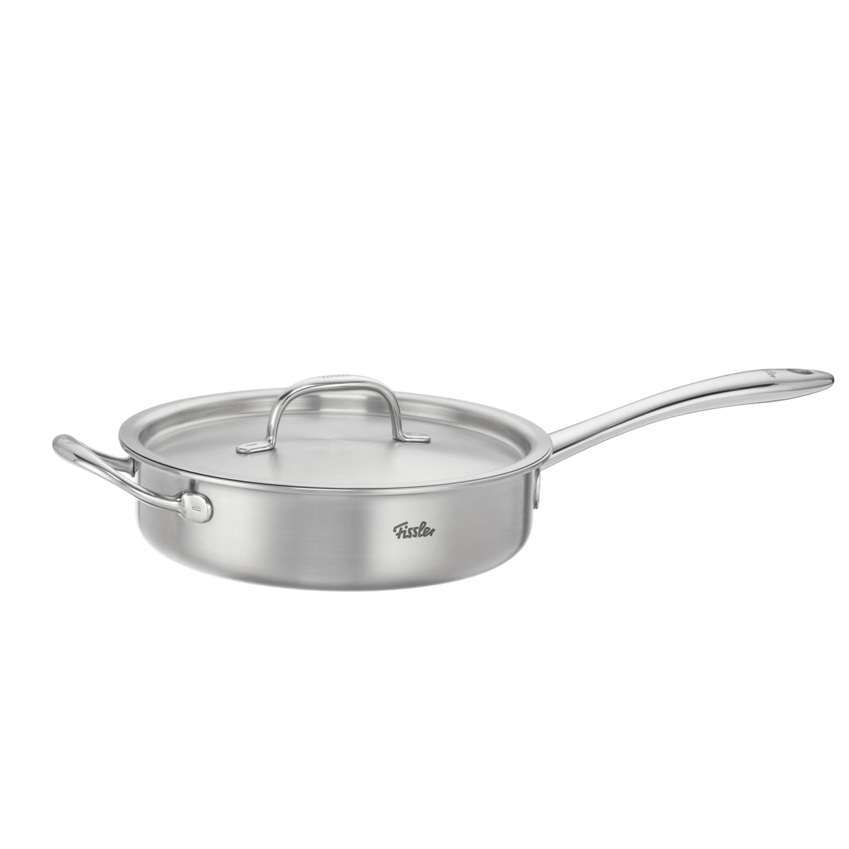 Die Fissler M5 Pro-Ply® Sauteuse mit Metalldeckel, die sich durch einen charakteristischen langen Griff und einen dazu passenden kurzen Hilfsgriff auszeichnet, wird vor einem weißen Hintergrund präsentiert. Diese hochwertige Pfanne wurde in Deutschland aus recyceltem Edelstahl fachmännisch gefertigt und verkörpert Fisslers Engagement für Präzisionstechnik und zeitloses Design. Ideal für Induktionsherde und spülmaschinenfest für mühelose Pflege.