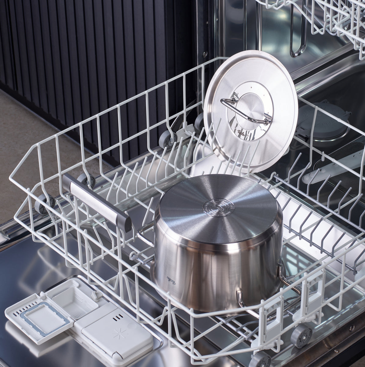 Ein Fissler Pure Collection Edelstahltopf mit Deckel steht in der Spülmaschine und unterstreicht damit die in Deutschland hergestellte, spülmaschinenfeste Qualität.