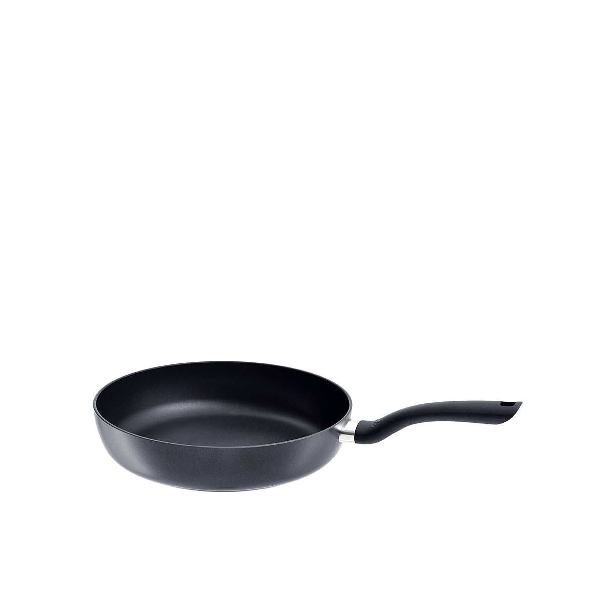 Cenit® Pfanne ohne Induktion von Fissler in elegantem Schwarz, mit Antihaftversiegelung und ergonomischem Griff vor weißem Hintergrund.