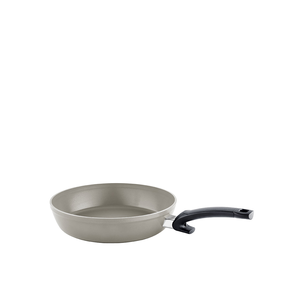 Fissler Ceratal® Comfort Pfanne 26cm mit Glasdeckel, Keramik grau antihaftbeschichtet, ergonomischer schwarzer Griff, Made in Germany, auf weiß.